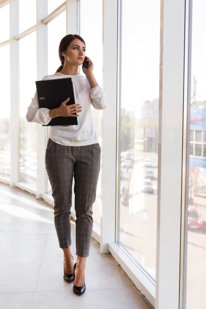 mujer hablando por celular