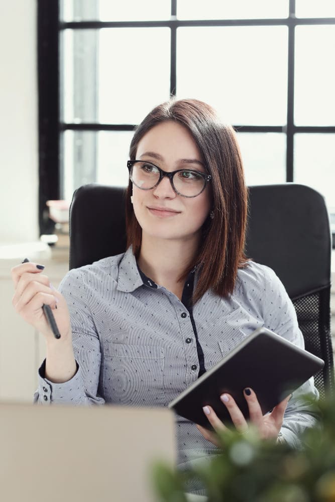 mujer en oficina